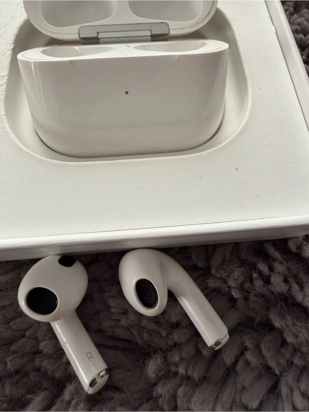 Apple White Wireless Earbuds with Charging Case